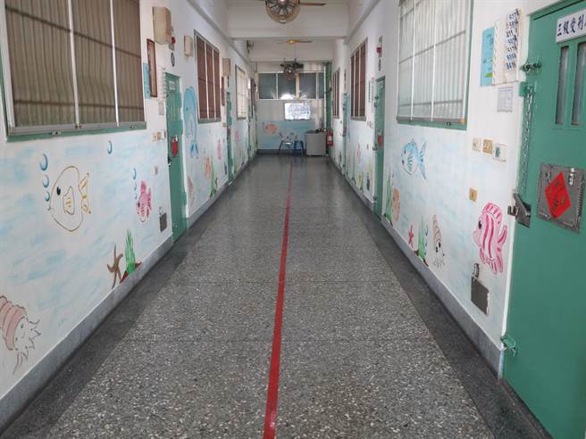 阿悟藉由想像將大海畫在牆壁上，感受這短暫的自由，靠想像徜徉在這無邊無際的大海中，希望未來走出監所後，能夠呼吸自由的空氣，像畫筆下的他，一筆一畫畫出美麗的新人生。（南投看守所提供／吳建輝南投傳真）