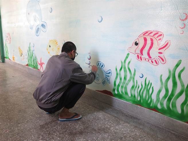 阿悟說，透過畫筆讓自己化身一隻自由的魚，希望未來出去之後，也能像魚一樣，呼吸自由空氣，徜徉大海。（南投看守所提供／吳建輝南投傳真）