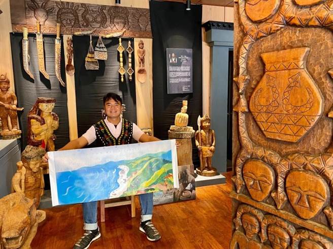 返乡青年张威光在「Sapari撒巴里文化工艺室」传承木雕工艺也教授游客制作。(图/行遍天下)