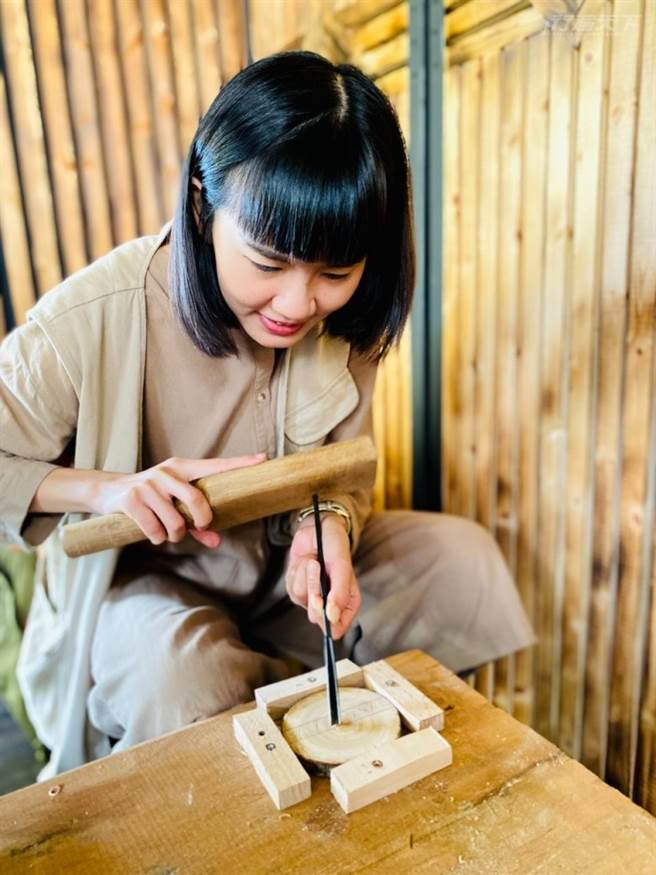 体验制作独一无二的木雕杯垫。(图/行遍天下)