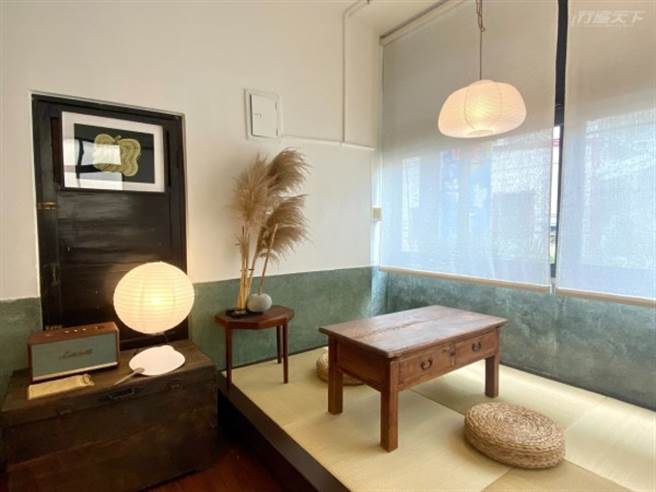 以復古物件妆点老屋空间的「谷谷」，有许多气氛角落。(图/行遍天下)