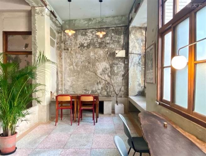 由医馆变身的「桃城豆花」保留老宅的斑驳墙面、木窗框，还特别选用德国学生座椅。(图/行遍天下)