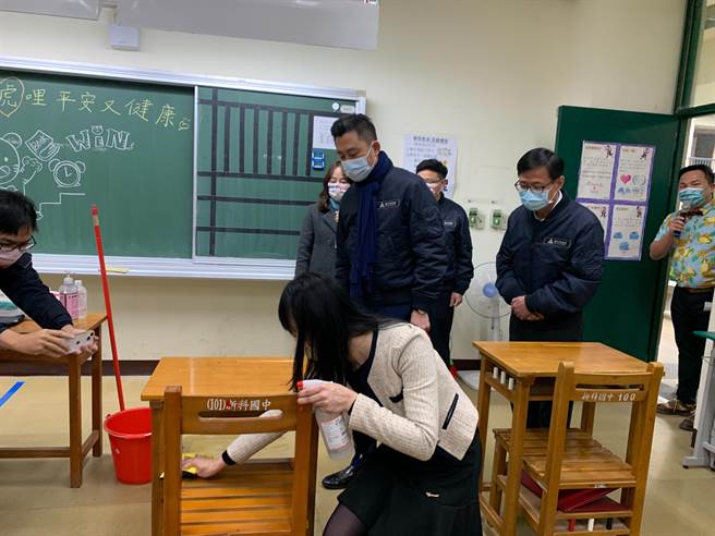 新竹市政府启动全市69所中小学、非营利幼儿园大清消，市长林智坚9日特别至新科国中了解消毒情形。（陈育贤摄）