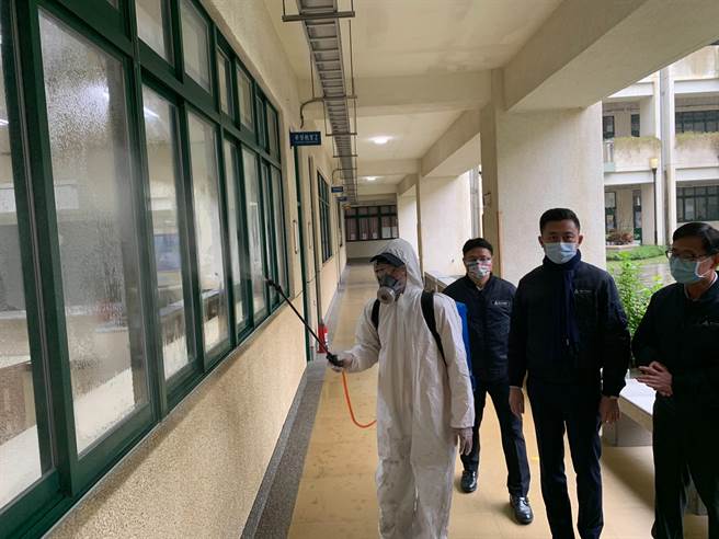 新竹市政府启动全市69所中小学、非营利幼儿园大清消，市长林智坚9日特别至新科国中了解消毒情形。（陈育贤摄）