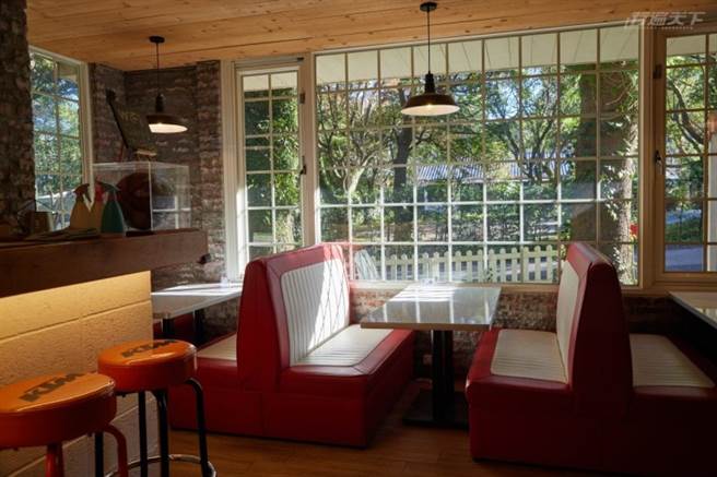 在电影中的美国小镇餐厅红白色卡式座椅这里也看得到。(图/行遍天下)