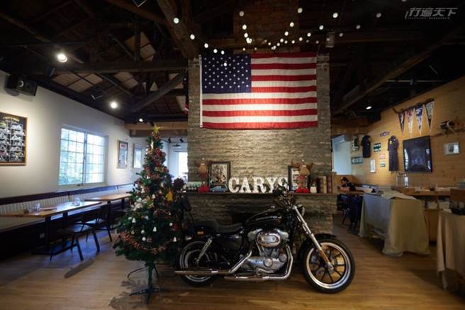 店内就停着哈雷机车，美式作风十足。(图/行遍天下)