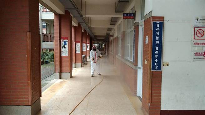 苗栗縣府針對確診學童的學校、住家等周邊進行清消。（翻攝照片／李京昇苗栗傳真）