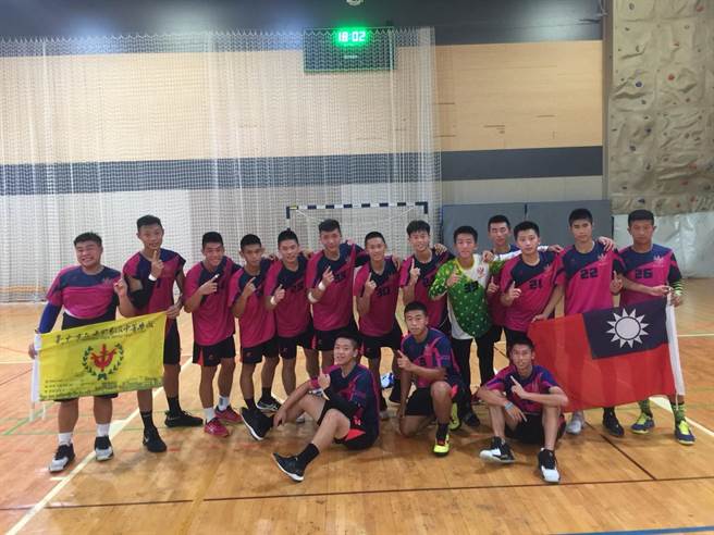 大甲高中手球队2019年赴欧洲斯洛维尼亚Koper举行的手球分龄赛，勇夺17岁组冠军。（大甲高中提供／王文吉台中传真）