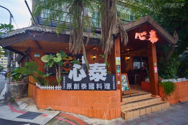 標誌性泰北傳統柚木屋頂造型的門面帶領食客一秒到泰國。(圖/行遍天下)