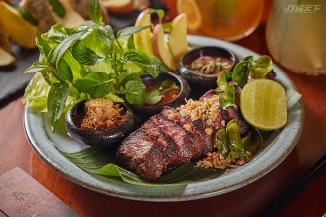 叢林烤US 12oz牛小排：用傳統泰式香料醃製，再以舒肥加燒烤方式料理，呈現最佳的七分熟口感。(圖/行遍天下)