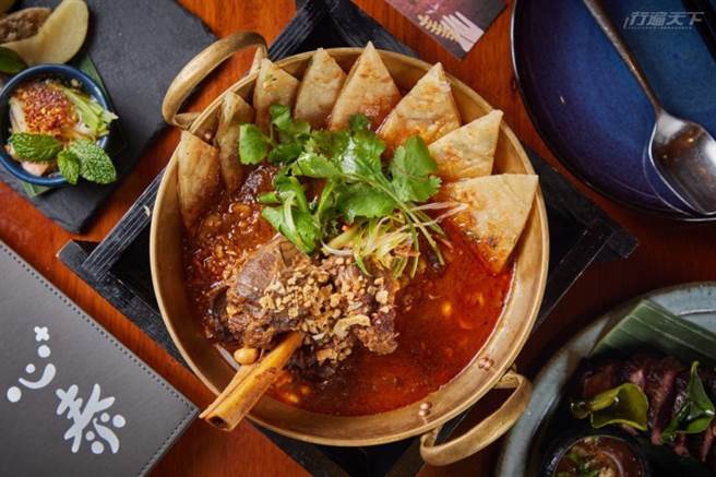 瑪莎曼燉羊膝佐抓餅：主廚特別炒製的咖哩醬搭配羊膝燉煮數小時，羊肉軟嫩好吃無羶味。(圖/行遍天下)