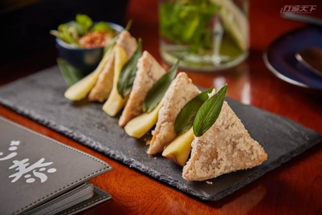 三角芋頭酥：熟的大甲芋頭搗成泥狀包裹香茅、椰絲與蝦仁等內餡油炸，是人氣必點。(圖/行遍天下)