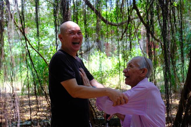 能跟常枫（右）合作，蔡明亮觉得自己十分幸运。（取自脸书）