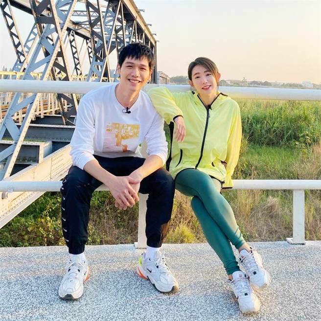 蔡旻佑不畏低温帅气衝浪 郭书瑶讚「太厉害」（卫视中文台提供）