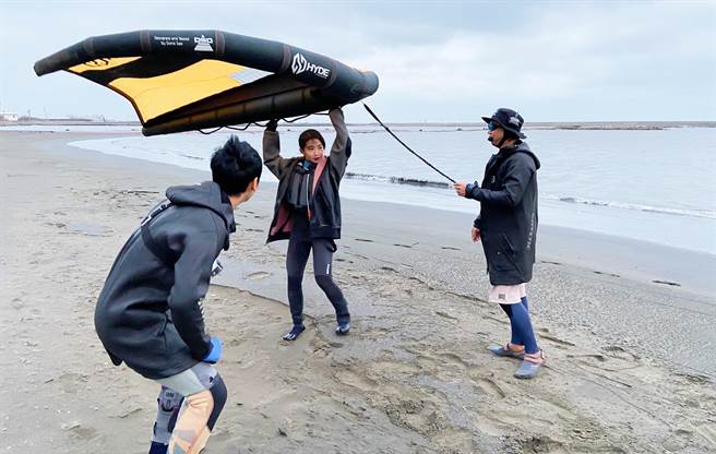 卫视中文台《旅跑应援团》郭书瑶(中)蔡旻佑(左)低温14度体验风翼衝浪。（卫视中文台提供）