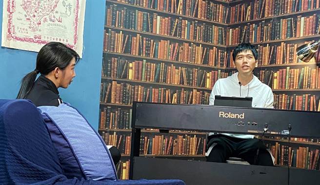 卫视中文台《旅跑应援团》郭书瑶(右)、蔡旻佑在节目中一起创作歌曲。（卫视中文台提供）