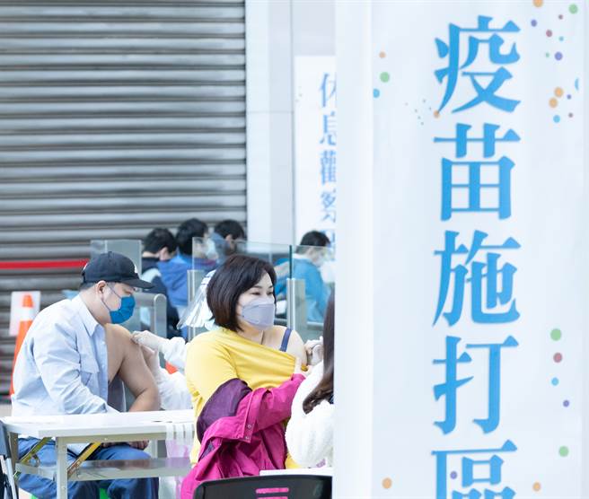 第22期公费疫苗今起开放预约，截至下午1点为止，累积28万4717人预约，其中莫德纳最抢手。（图／示意图，记者罗永铭摄影）