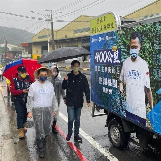 台北市议员罗智强400公里谢票之旅，今走到桃园，见到他「人生第一台战车」又惊讶又感动。（图／摘自罗智强脸书）