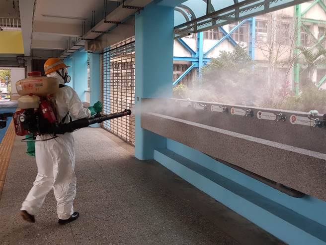 开学日将近　北市291所学校全面喷药消毒拚防疫。（北市府提供）