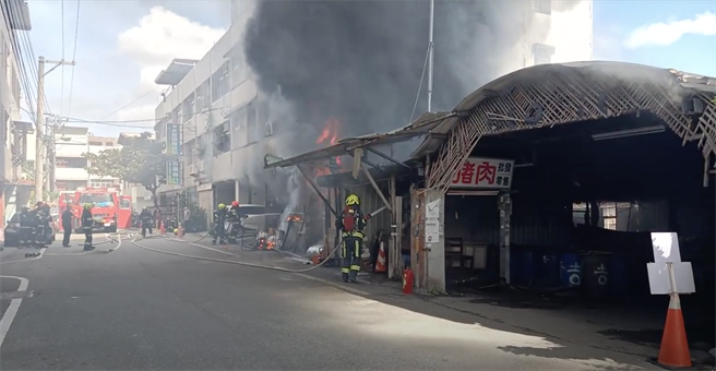 花蓮縣吉安鄉黃昏市場附近一處鐵皮回收站，今中午發生火警，現場堆放許多雜物，助長火勢，火舌不斷竄出，所幸火勢在30分鐘內控制，不過詳細起火原因，仍待調查釐清。（民眾提供／羅亦晽花蓮傳真）