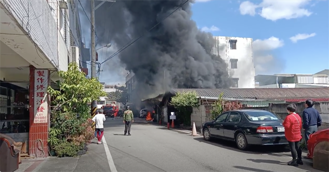 花蓮縣吉安鄉黃昏市場附近一處鐵皮回收站，今中午發生火警，現場堆放許多雜物，助長火勢，火舌不斷竄出，所幸火勢在30分鐘內控制，不過詳細起火原因，仍待調查釐清。（民眾提供／羅亦晽花蓮傳真）
