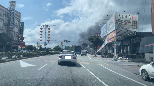  花蓮縣吉安鄉黃昏市場附近一處鐵皮回收站，今中午發生火警，現場堆放許多雜物，助長火勢，火舌不斷竄出，陣陣黑煙不斷傳出，5公里外都清楚可見，所幸火勢在30分鐘內控制。（民眾提供／羅亦晽花蓮傳真）