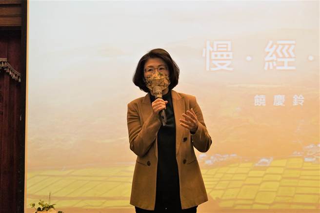 台东县9日举行110学年度第2学期国民中小学校长会议，台东县长饶庆铃宣布今年起兼任行政教师不休假加班费请领不再受到原规定的限制，比照机关公务人员可领取完整的不休假加班费。（蔡旻妤摄）