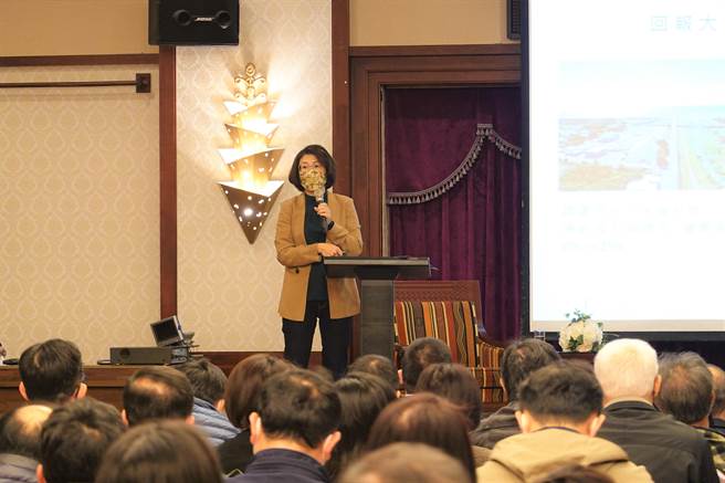 台东县9日举行110学年度第2学期国民中小学校长会议，台东县长饶庆铃宣布今年起兼任行政教师不休假加班费请领不再受到原规定的限制，比照机关公务人员可领取完整的不休假加班费。（蔡旻妤摄）