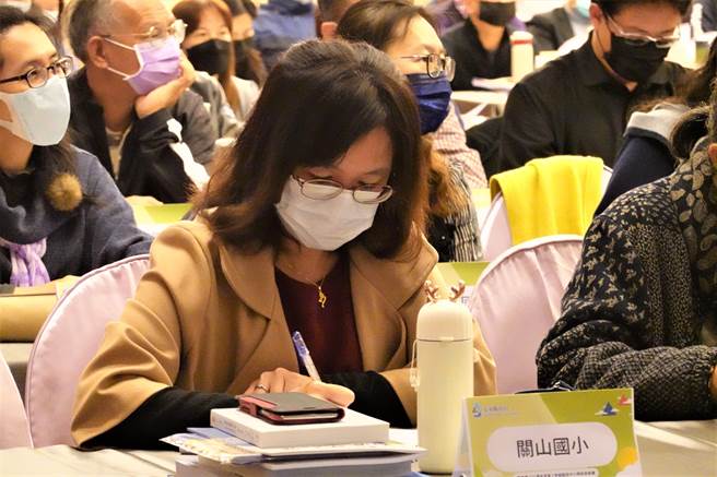 台东县9日举行110学年度第2学期国民中小学校长会议，校长们在台下听讲笔记。（蔡旻妤摄）