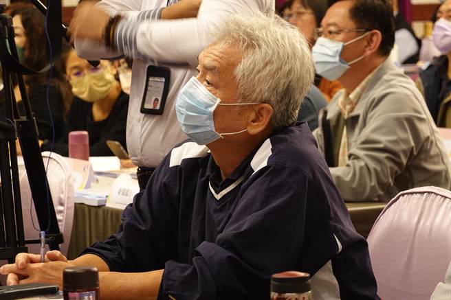 台东县9日举行110学年度第2学期国民中小学校长会议，校长们在台下听讲。（蔡旻妤摄）