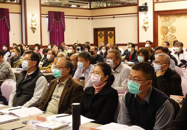 台东县9日举行110学年度第2学期国民中小学校长会议，校长们在台下听讲。（蔡旻妤摄）