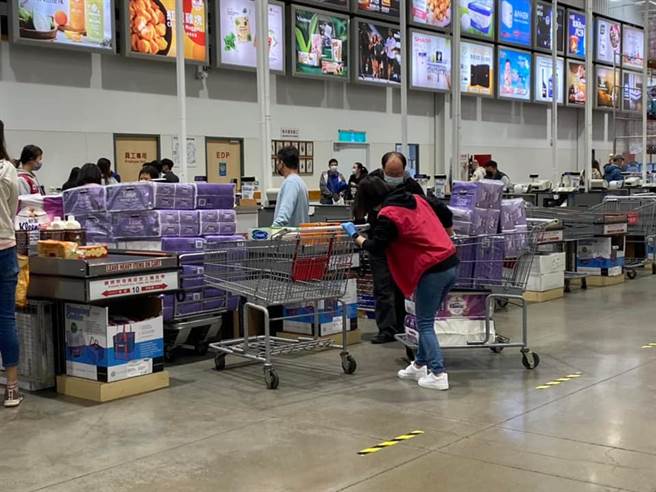 卫生纸确定于2月下旬调整售价，一名男网友表示，早上去中和好市多採买，发现旁边的人手推车中一袋一袋的卫生纸，架上全扫光。（图／翻摄自Costco好市多 商品经验老实说）