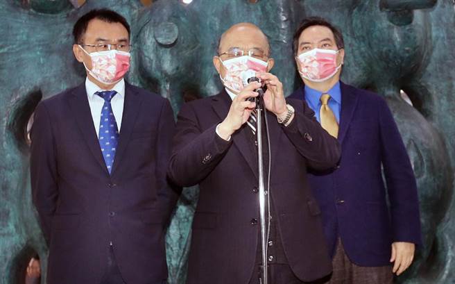 行政院长苏贞昌（中）9日在农委会主委陈吉仲（左）及行政院发言人罗秉成（右）陪同下出席「迈向农业净零排放策略大会」开幕活动，苏贞昌受访时表示，对于福岛食品政府会用最严格的标准和完整的配套来确保国人食安。（范扬光摄）
