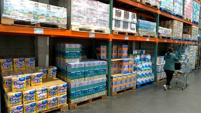好市多卫生纸被民眾抢购一空，只剩下厨房用餐巾纸。（图／Costco好市多 商品经验老实说）