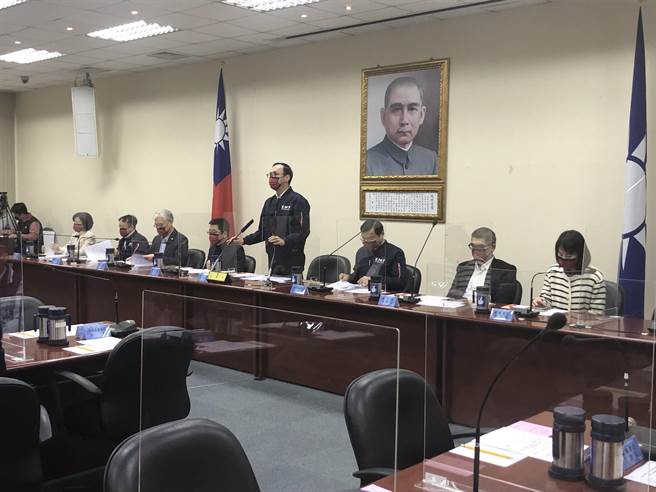 国民党主席朱立伦今天在中常会表示，面对鸭霸不顾民意的民进党，国民党绝对会强力把关，将结合立院党团、执政县市与议会党团，积极推动《学校卫生法》、《食品安全管理自治条例》等修法，不要让核食进入校园。（赵婉淳摄）