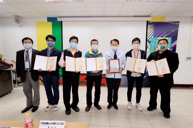 亞東科大致贈感謝狀予重慶國中、積穗國中、中正國中及育林國中4所合作國中。（圖／亞東科技大學提供）