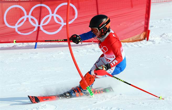 中华队李玟仪在2022北京冬奥高山滑雪两趟完赛。（路透）