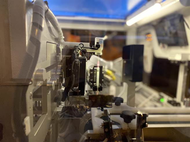 群創光電與奇美醫學中心率先攜手開發「智能疫苗劑量分裝機」。(曹婷婷攝)