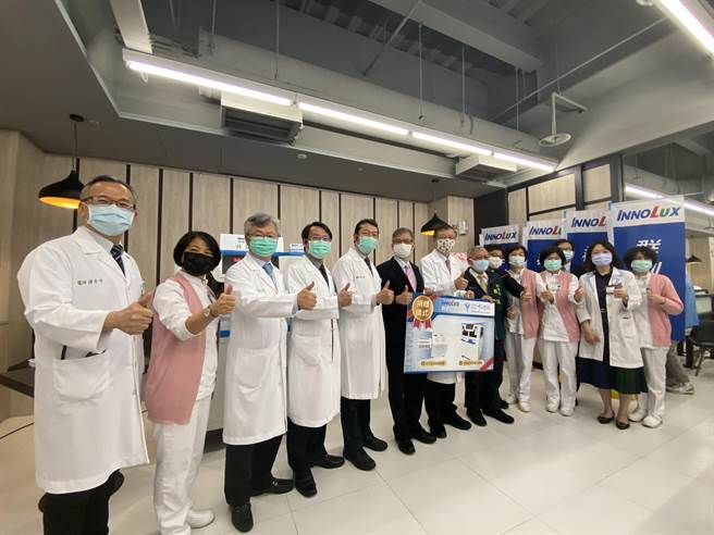 群創光電與奇美醫學中心率先攜手開發「智能疫苗劑量分裝機」及「BNT疫苗瓶翻轉機」。(曹婷婷攝)