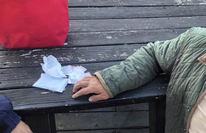 蔡男獨自坐在公園內，身放藥袋原來裡面藏毒。（翻攝照片／高雄洪靖宜傳真）