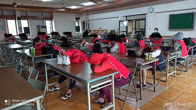 许姓负责人等5人依违反刑法第268条赌博罪移送云林地检署侦办，犯罪所生、所得108万余元依法没入；赌客黎女等21人则依社维法各裁罚新臺币6000元。（虎尾分局提供）