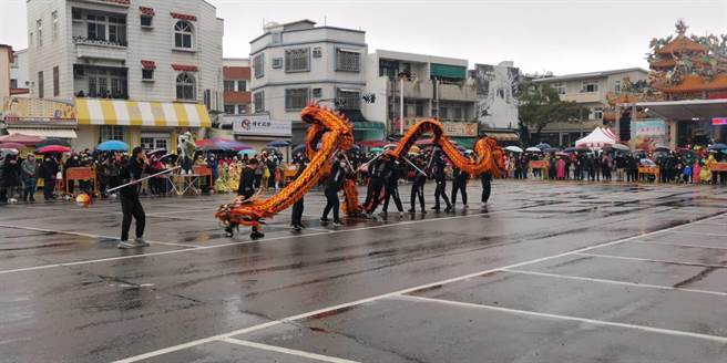 苗栗（火旁）龙竞技大赛冒雨进行，民眾喜称是祥龙带来祥瑞春雨。（谢明俊摄）