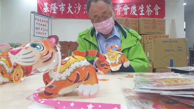 基隆正砂里长俞明发每年动手DIY数百份环保提灯，发送给里民。（陈彩玲摄）