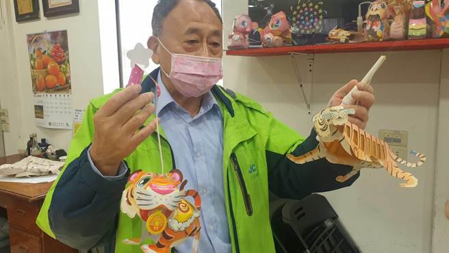 基隆正砂里长俞明发每年动手DIY数百份环保提灯，发送给里民。（陈彩玲摄）
