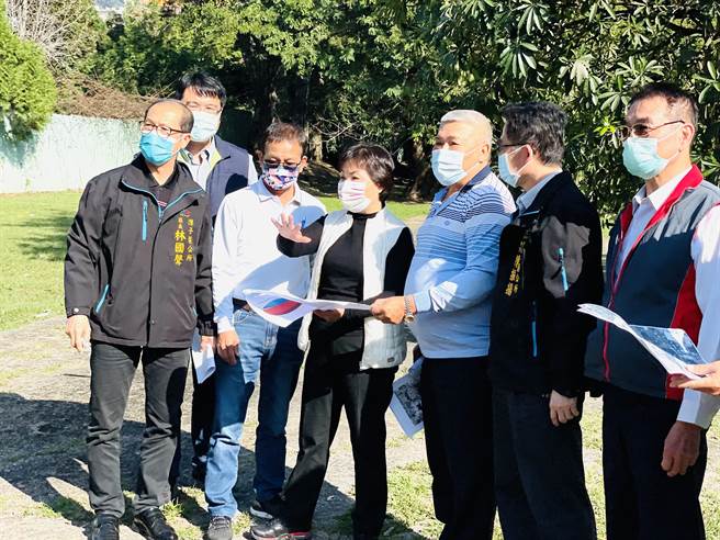 立委杨琼璎（右四）邀请相关单位会勘新兴营区旧址閒置土地，并争取1000万元经费打造特色绿带。（王文吉摄）