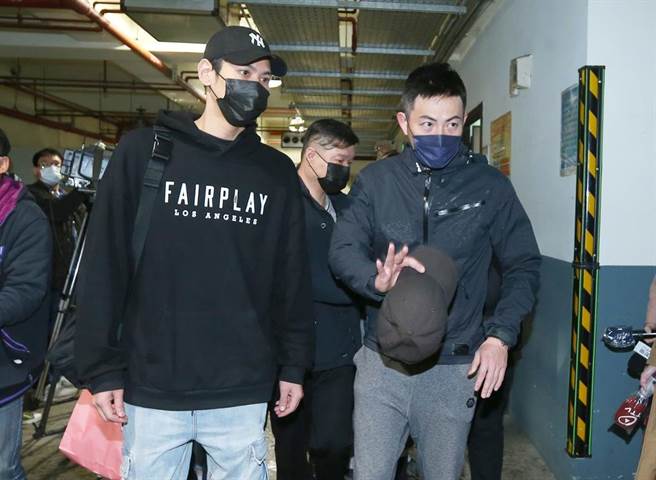 陈德烈（左）、赵骏亚现身陪同家属处理明金成后事。（粘耿豪摄）