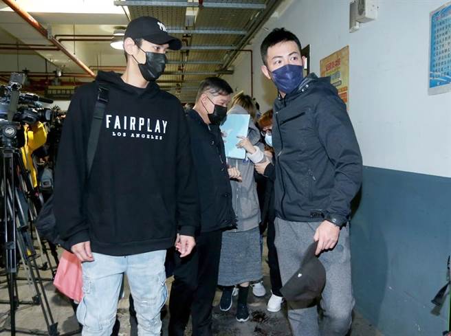 陈德烈（左）、遮脸者为明金成妻子、赵骏亚。（粘耿豪摄）