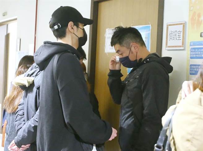 赵骏亚难过拭泪。（粘耿豪摄）