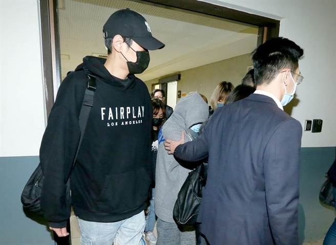 陈德烈与明金成太太（灰衣者）。（粘耿豪摄）