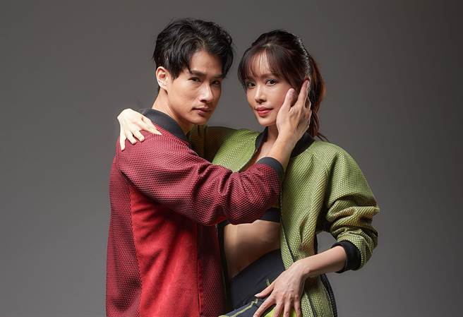 卢彦泽（左）自嘲跳舞模样惨不忍睹。（台视提供）